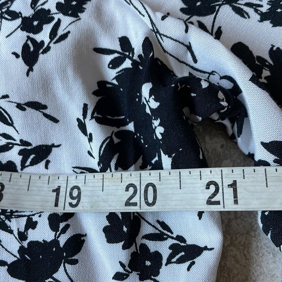 Adrienne Vittdini,L,white in floral design,wide neck,sheered3/4sleeves,for women - Picture 3 of 6